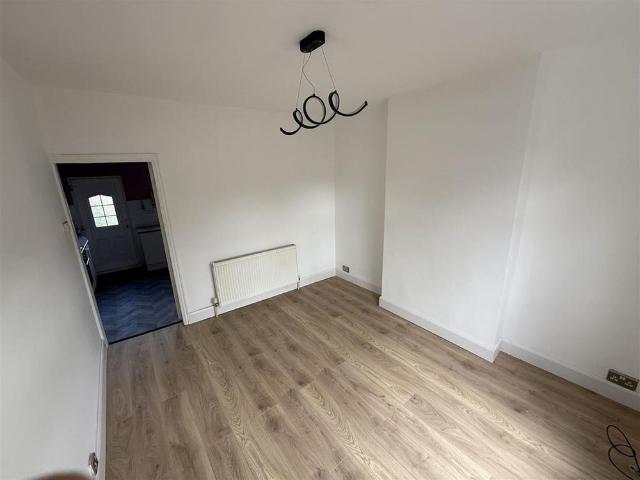 3 bedroom end of terrace house to rent