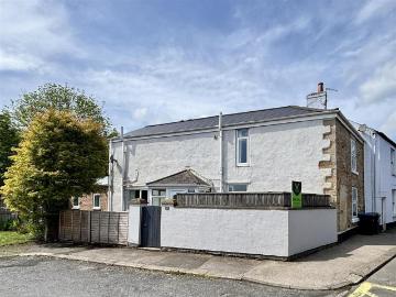 3 bedroom end of terrace house to rent