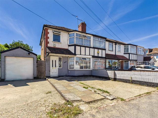3 bedroom end of terrace house to rent