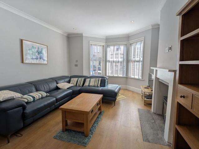 3 bedroom end of terrace house to rent