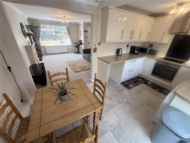 3 bedroom end of terrace house to rent