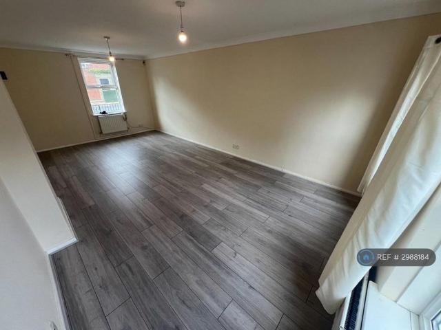 3 bedroom end of terrace house to rent