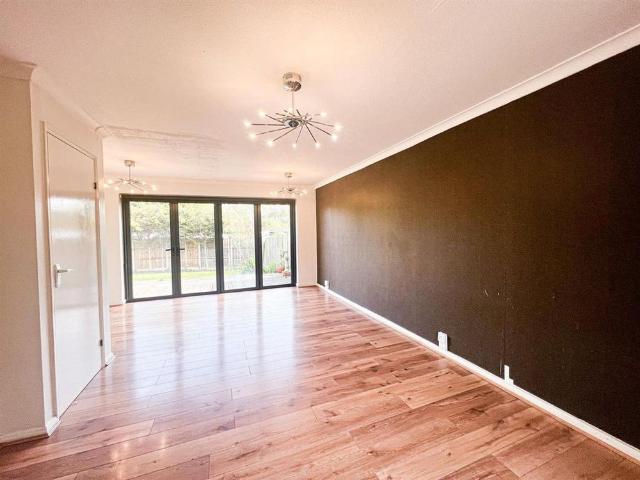 3 bedroom end of terrace house to rent