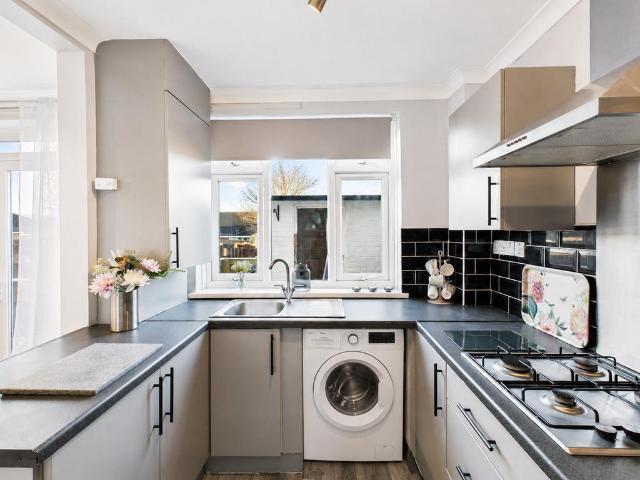 3 bedroom end of terrace house to rent