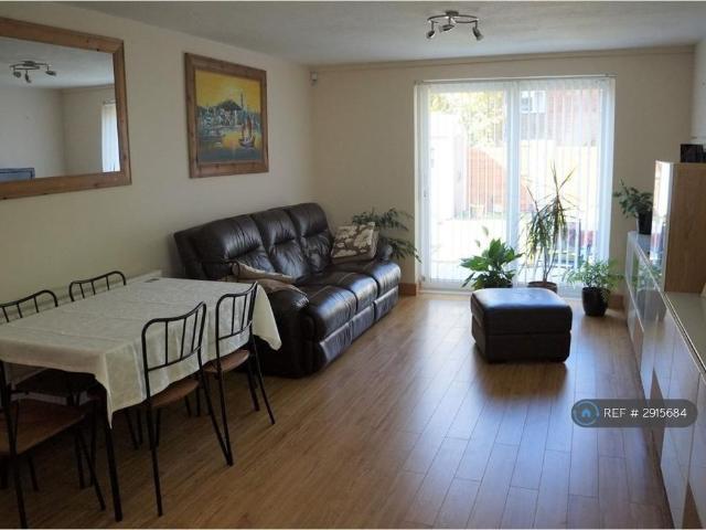 3 bedroom end of terrace house to rent