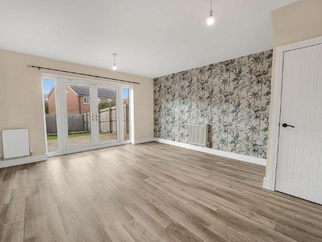 3 bedroom end of terrace house to rent