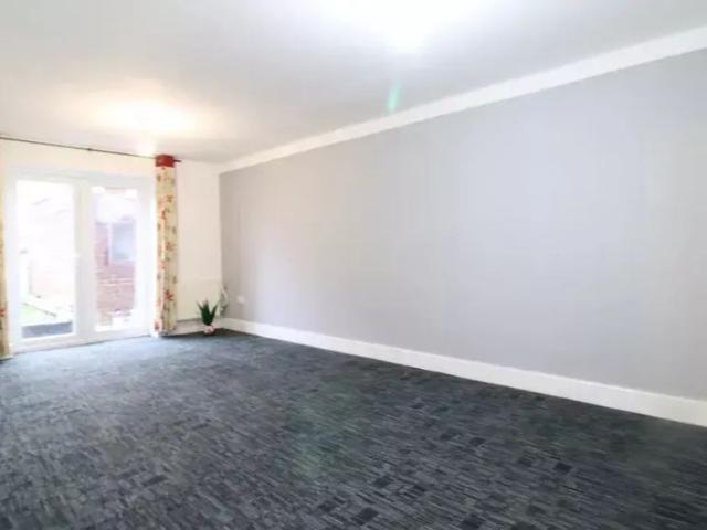 3 bedroom end of terrace house to rent
