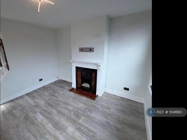 3 bedroom end of terrace house to rent