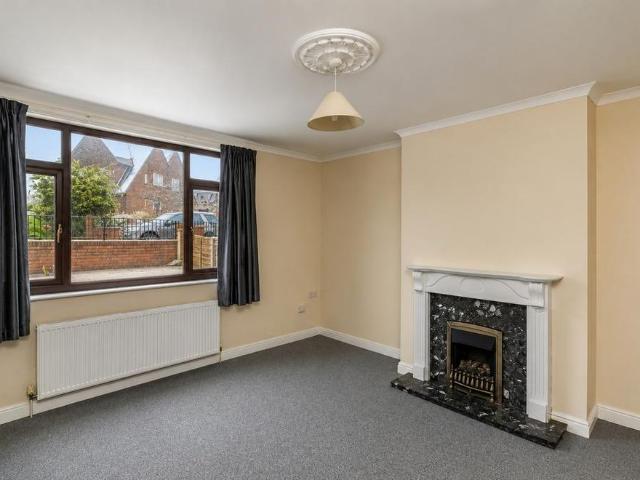 3 bedroom end of terrace house to rent