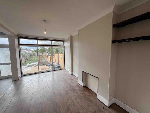 3 bedroom end of terrace house to rent