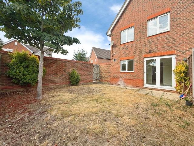3 bedroom end of terrace house to rent