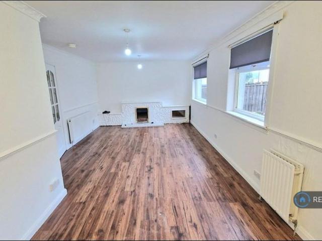 3 bedroom end of terrace house to rent