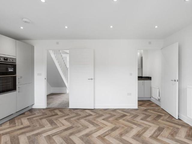 3 bedroom end of terrace house to rent