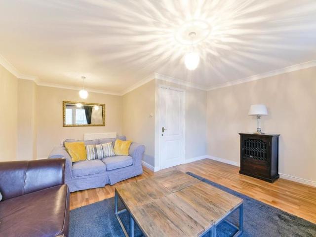 3 bedroom end of terrace house to rent
