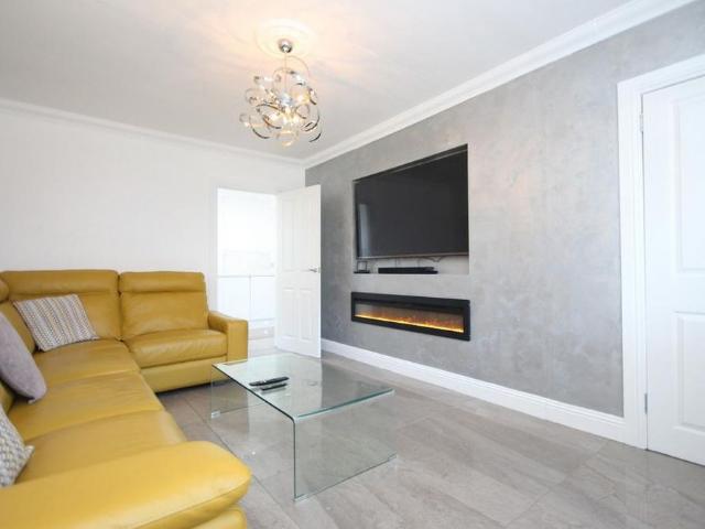 3 bedroom end of terrace house to rent