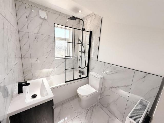 3 bedroom end of terrace house to rent