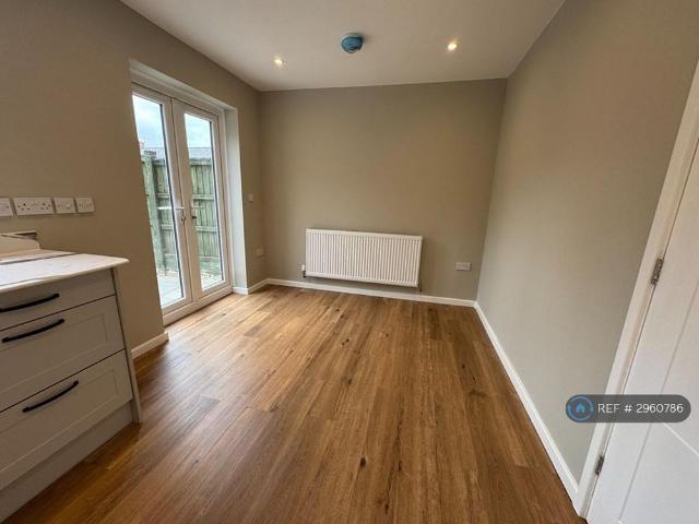 3 bedroom end of terrace house to rent