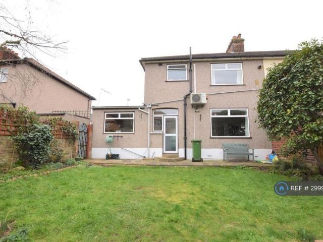 3 bedroom end of terrace house to rent