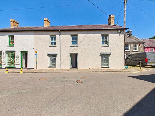 3 Bedroom End Of Terrace House To Rent In Market Square, Newcastle Emlyn, SA38