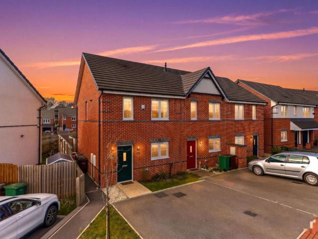 3 Bedroom End Terraced House To Let in Wakefield, WF1