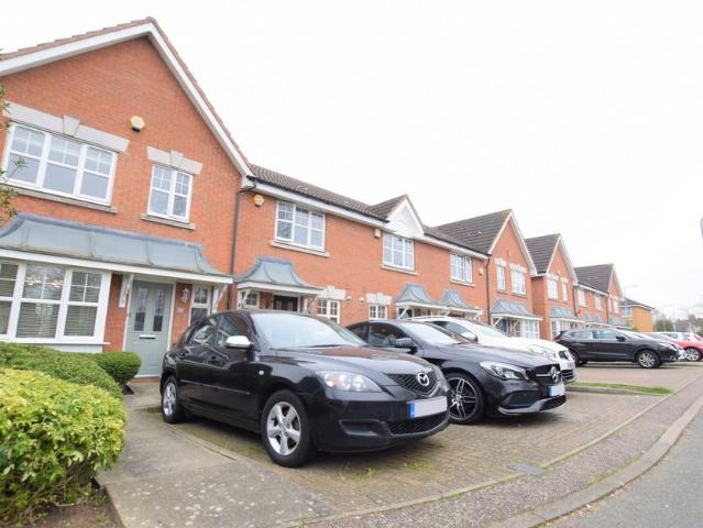 3 Bedroom End Terraced House To Rent in Heathside Close, Newbury Park, IG2