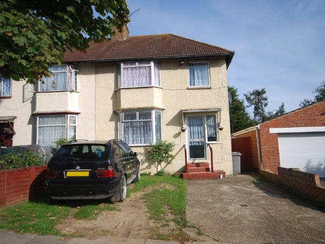 3 Bedroom END TERRACED To Let