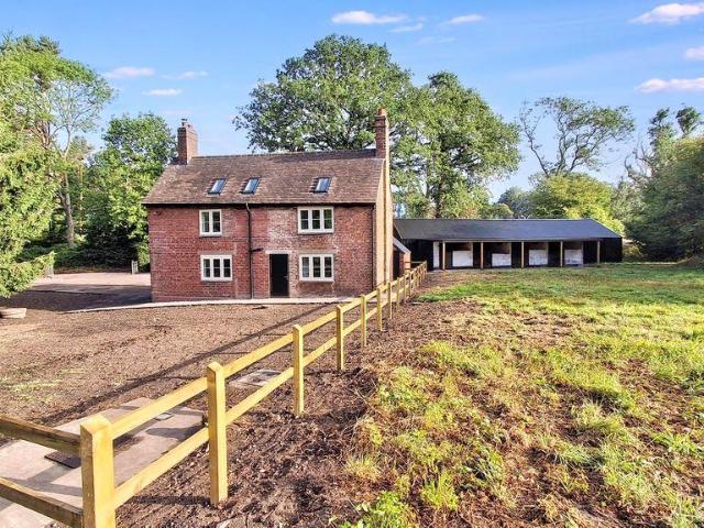 3 bedroom equestrian facility to rent