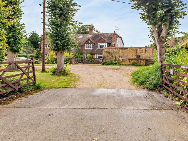 3 bedroom equestrian facility for sale
