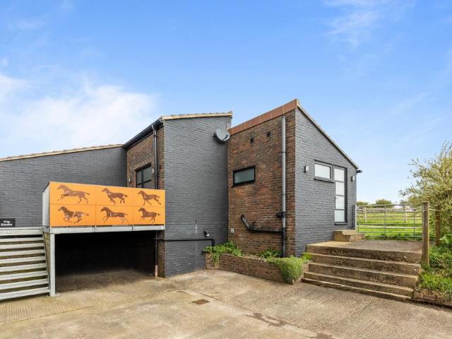 3 bedroom equestrian facility for sale