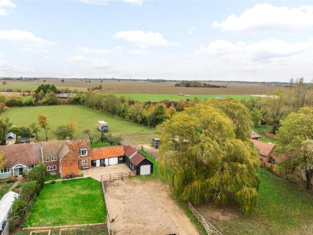 3 bedroom equestrian facility for sale