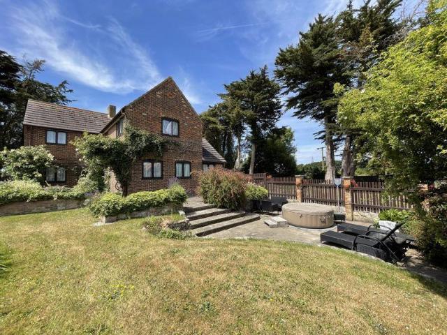 3 bedroom equestrian facility for sale