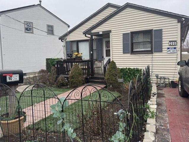 3 bedroom, Fall River MA 02720 105513412