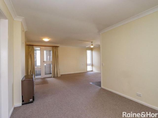 3 Bedroom Family Home close to West Bathurst School Available NOW!