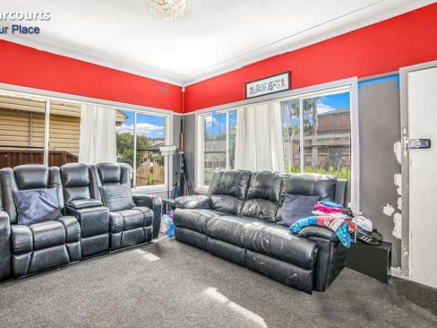 3 Bedroom Family home & Close to Town