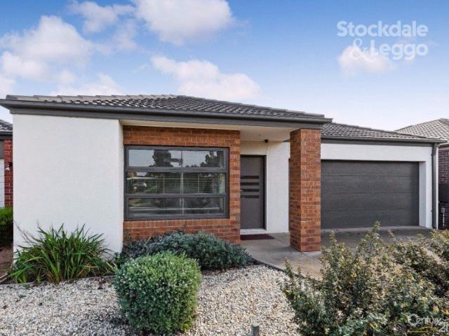 3 BEDROOM FAMILY HOME FOR RENT IN POINT COOK !