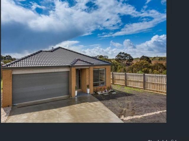 3 Bedroom Family Home in Court Location