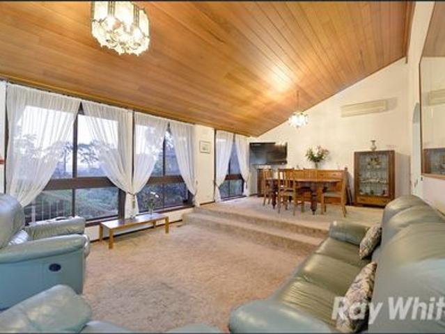 3 Bedroom Family home in a quiet Court location!