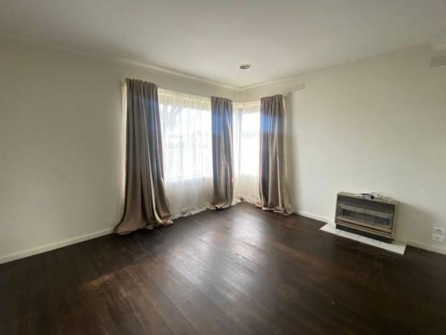 3 BEDROOM FAMILY HOME IN OAKLEIGH SOUTH!