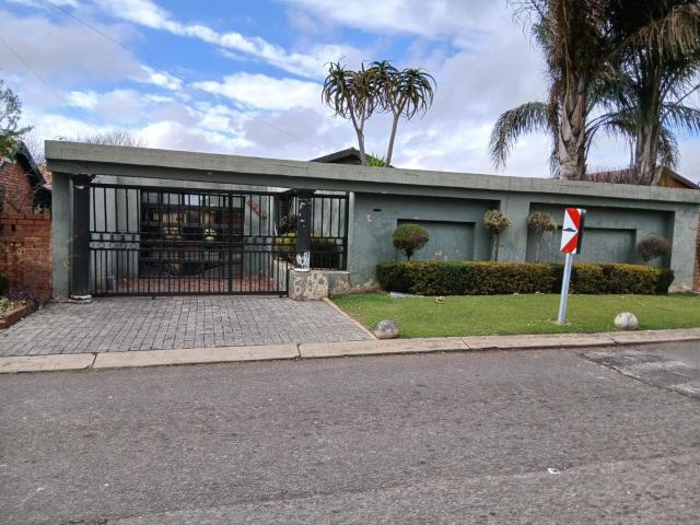 3 bedroom family home to rent in Dlamini Soweto