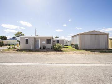3 Bedroom Fisherman Bay Shack with Shed & Off Street Parking