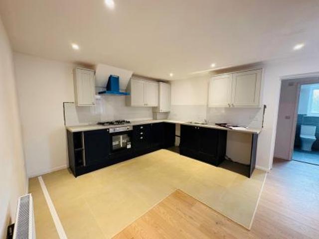 3 bedroom Flat To Let