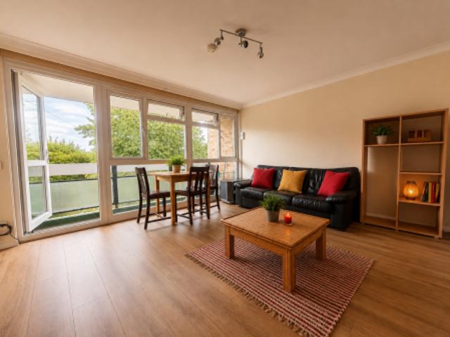 3 bedroom Flat To Let