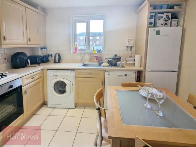 3 bedroom Flat To Let