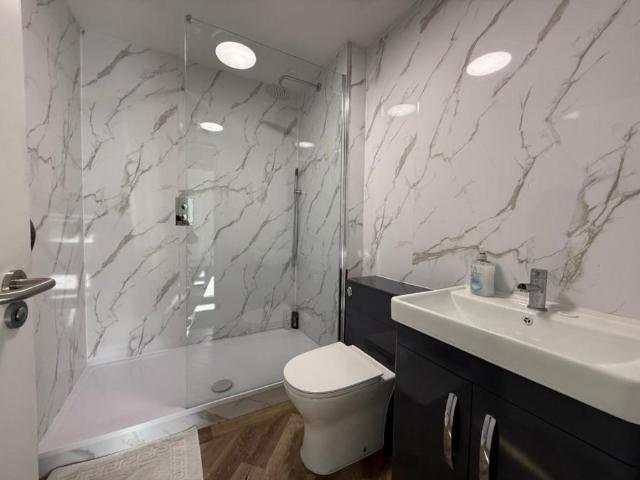 3 bedroom Flat To Let