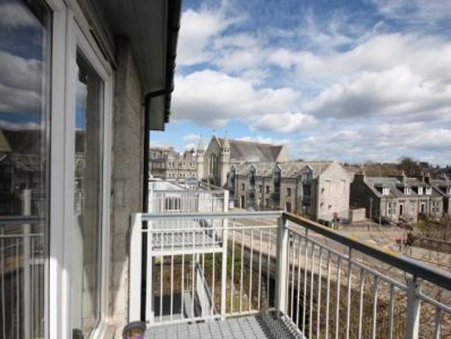 3 bedroom Flat To Let