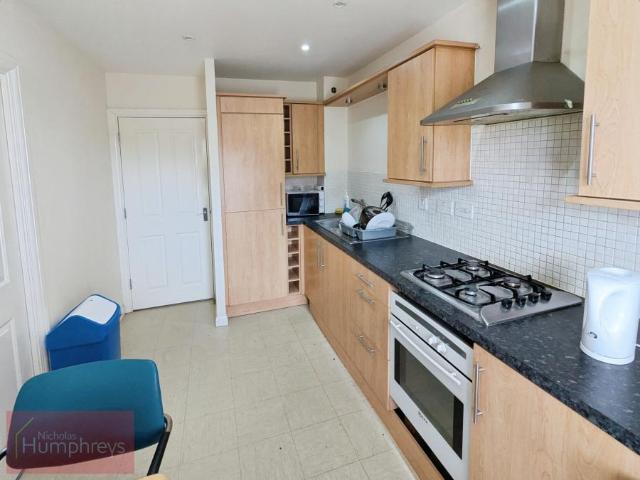 3 bedroom Flat To Let