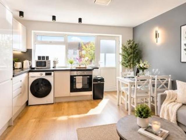 3 bedroom Flat To Let