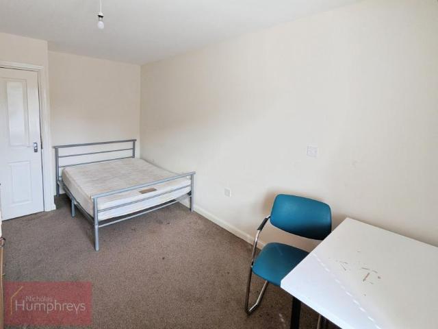 3 bedroom Flat To Let