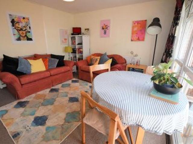 3 bedroom Flat To Let