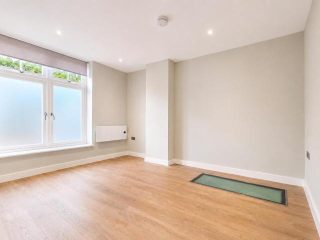 3 Bedroom Flat To Let in London, N2